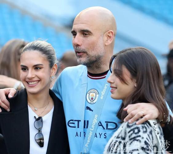 瓜迪奥拉17岁小女儿现身替补席,与父亲特别互动 瓜迪奥拉17岁小女儿现身替补席,与父亲特别互动